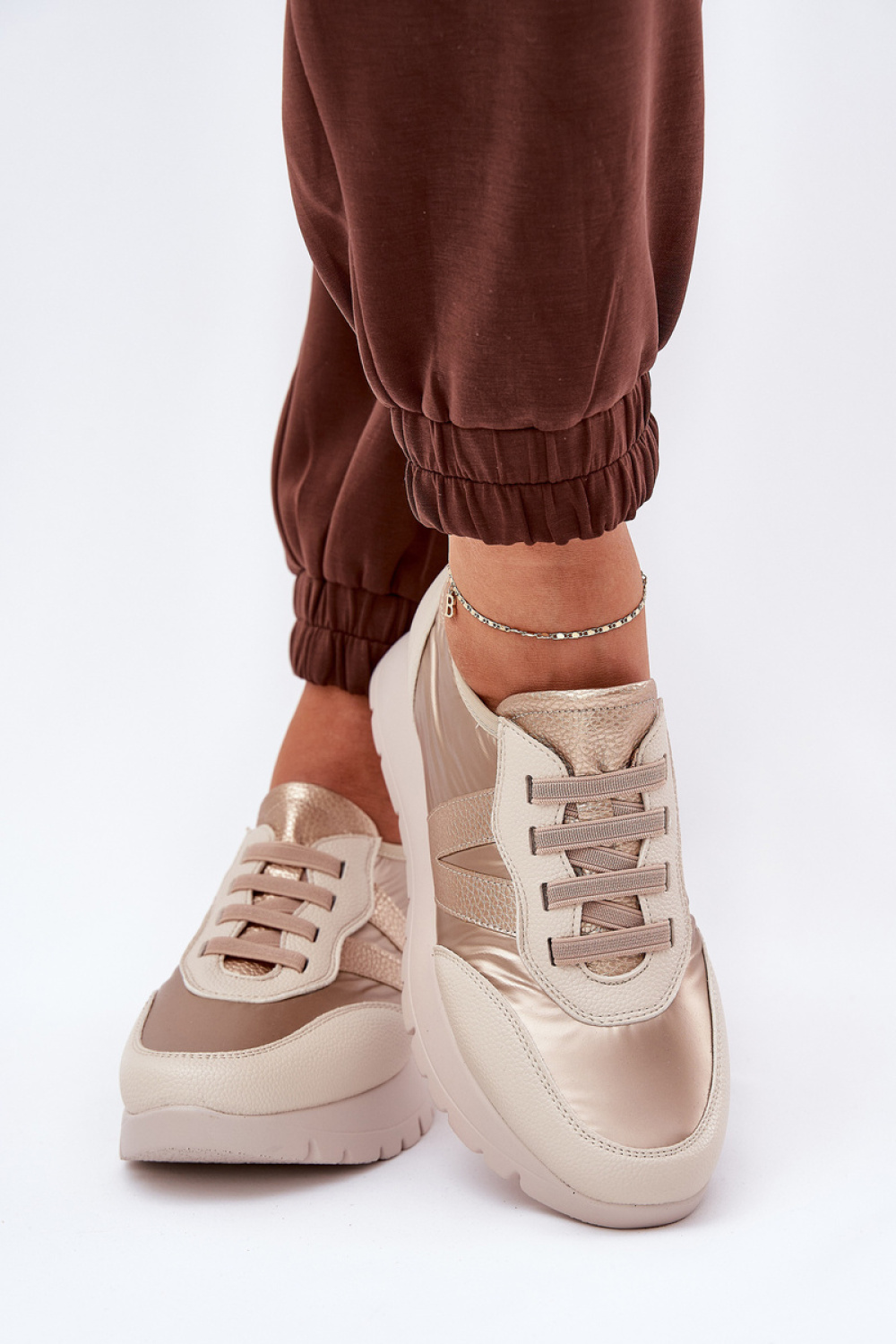 Sportschoenen op een platform Step in style foto 3