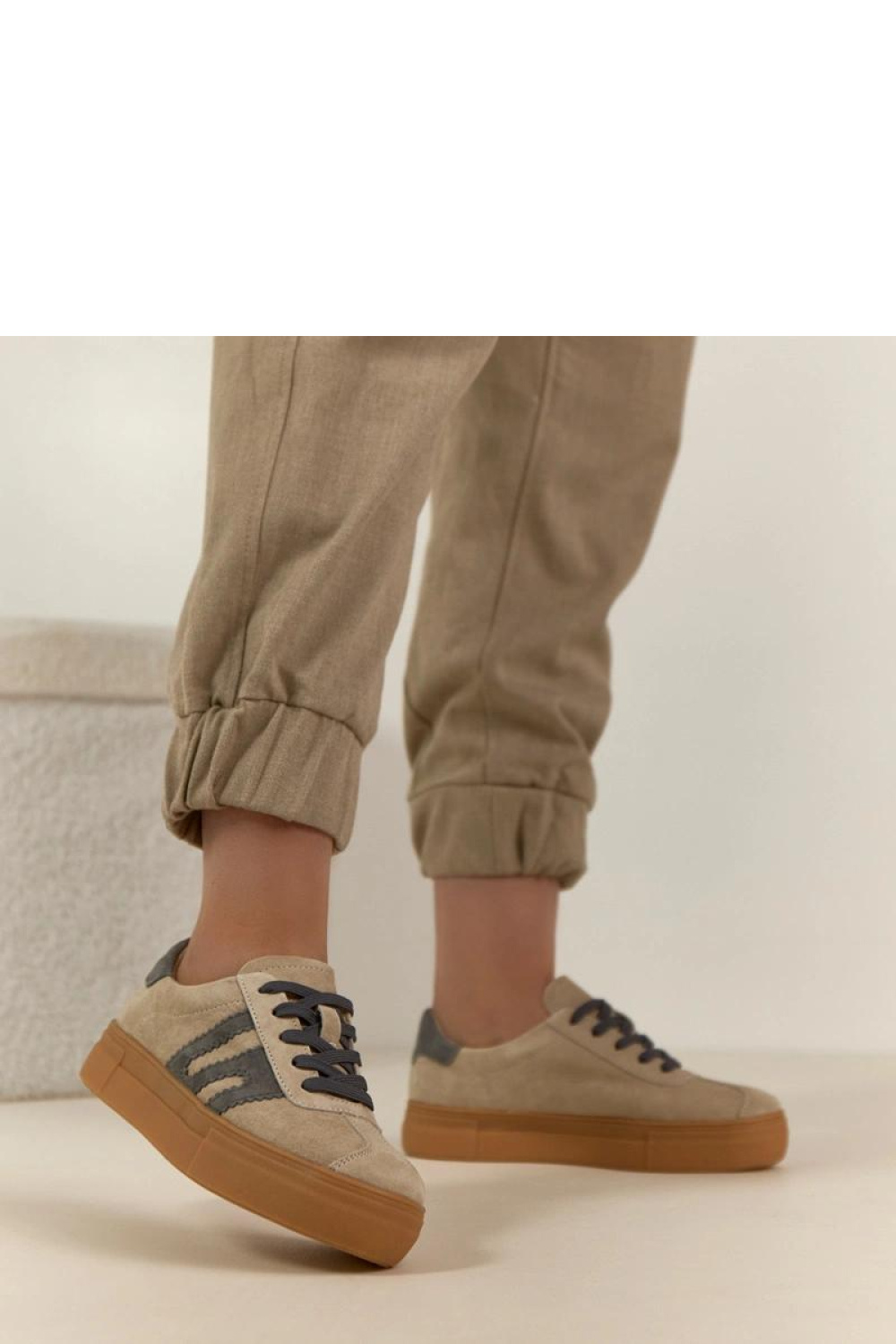 Sportschoenen op een platform Solea foto 3
