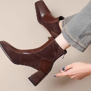Chunky-heel Boots With A Side Zipper foto 5