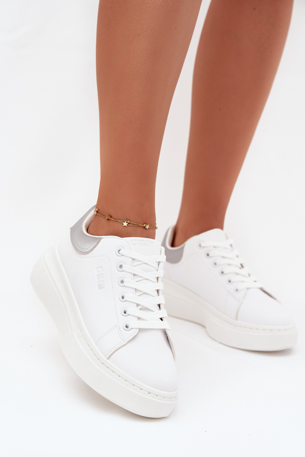 Sportschoenen op een platform Step in style