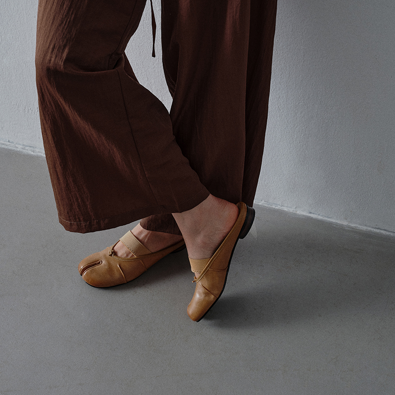 Women's Premium Washed Full Grain Leather Split-Toe Tabi Mules, Elastic Strap Ballet Flats foto 3