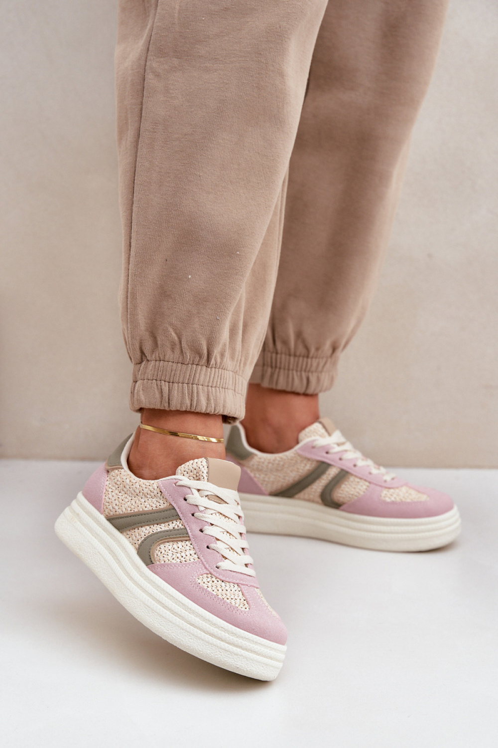Sportschoenen op een platform Step in style