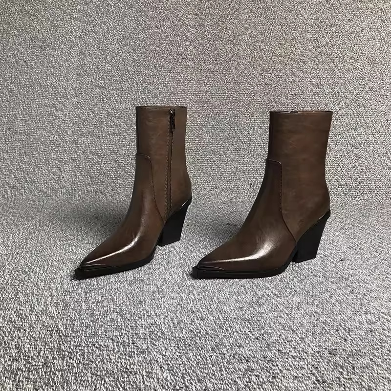 Short British Style Dr Martens Boots With A Chunky Heel And A Pointed Toe foto 4