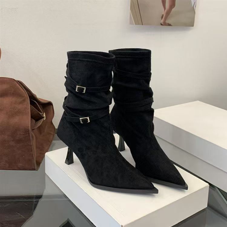 Cuffed Leather Boots With A Buckle foto 2