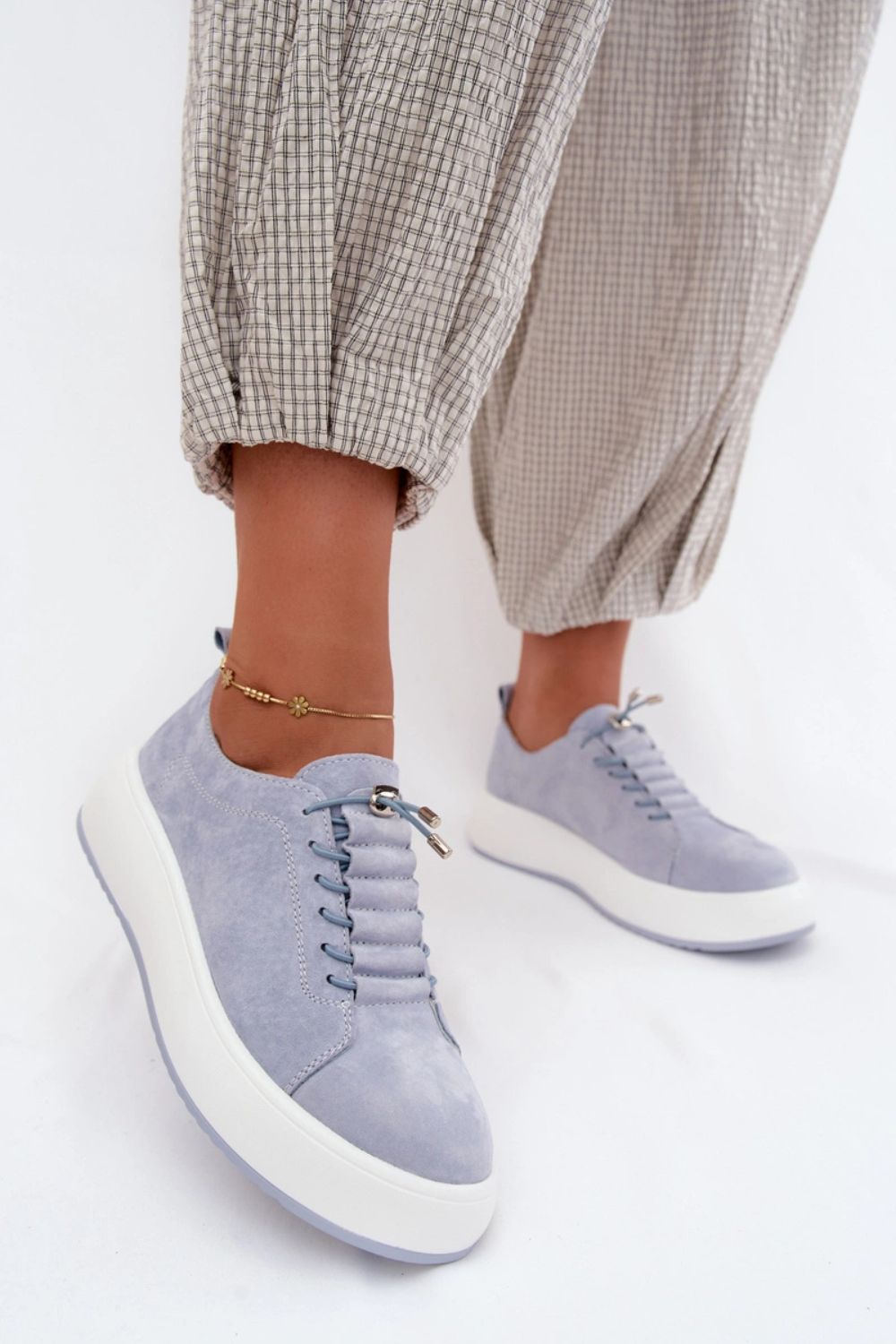 Sportschoenen op een platform Step in style foto 2