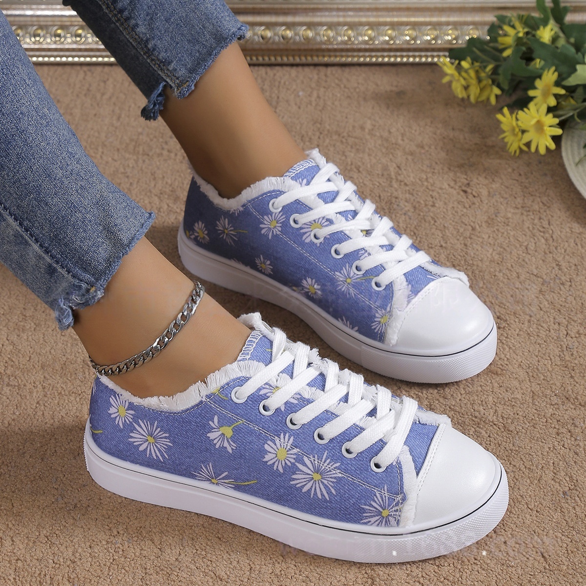 Flower Fuzzy Lace-Up Sports-Style Flat Shoes foto 2