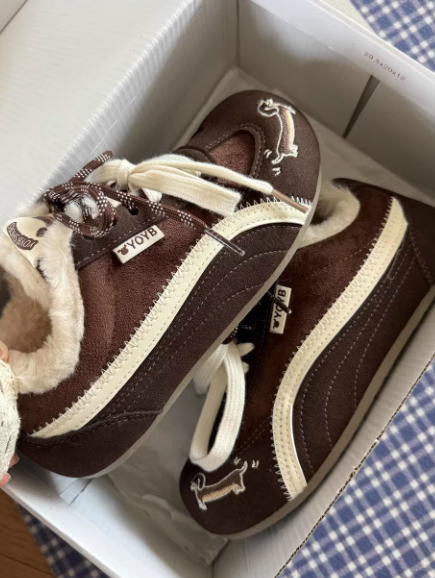 Brown Dachshund Wearing Plush Trainers foto 5