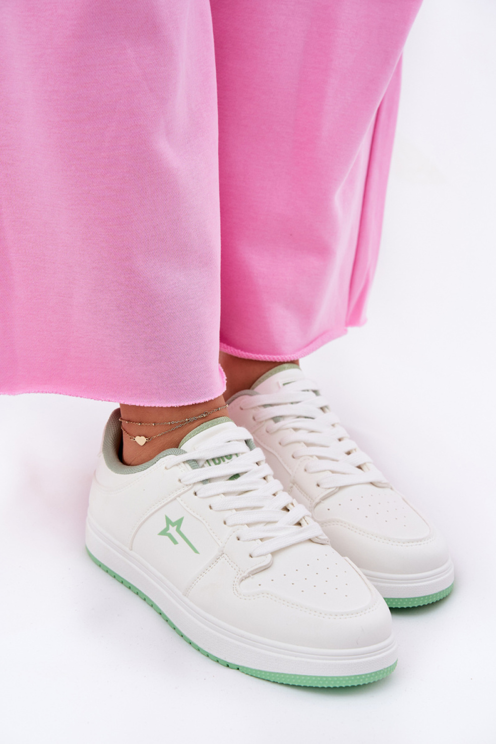Sportschoenen op een platform Step in style foto 3
