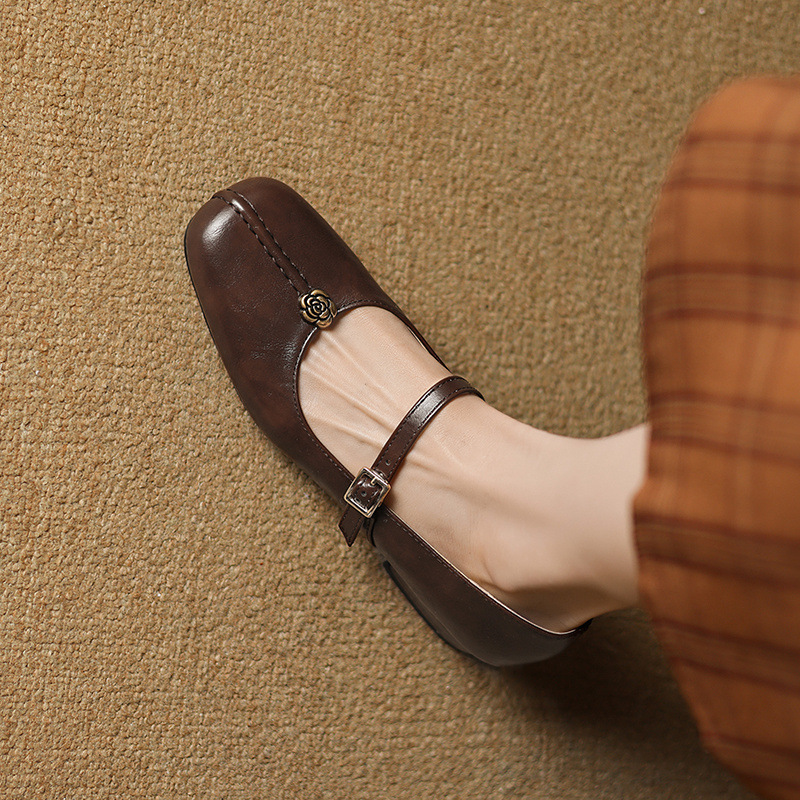 The Woman Is Wearing Low-heeled Mary Jane Shoes foto 3