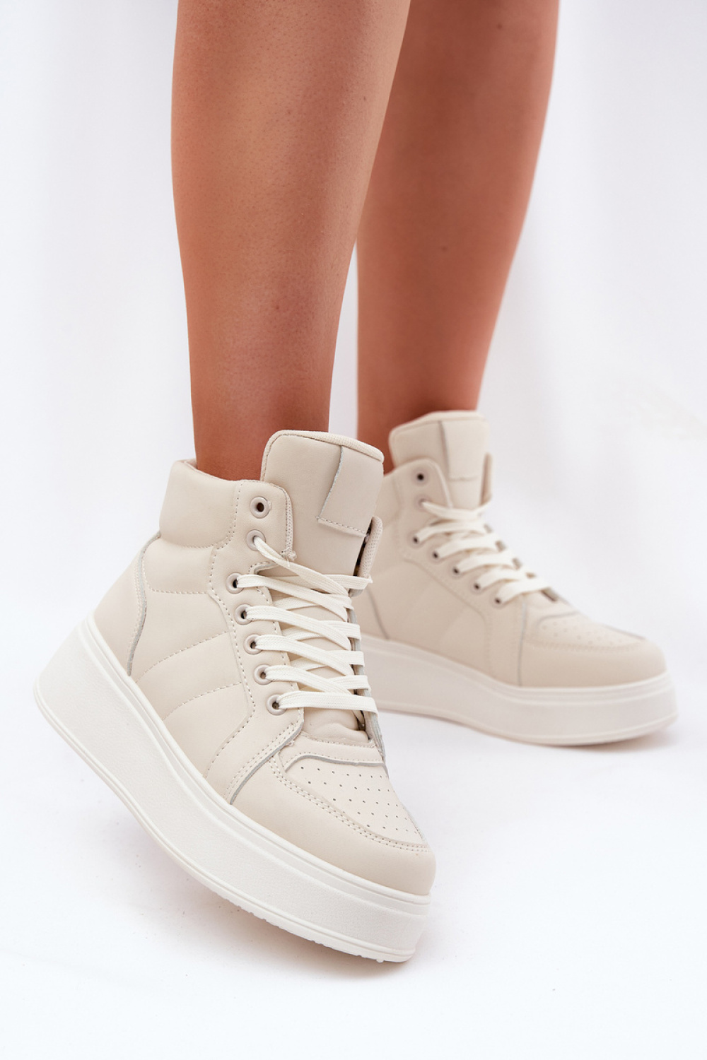 Sportschoenen op een platform Step in style