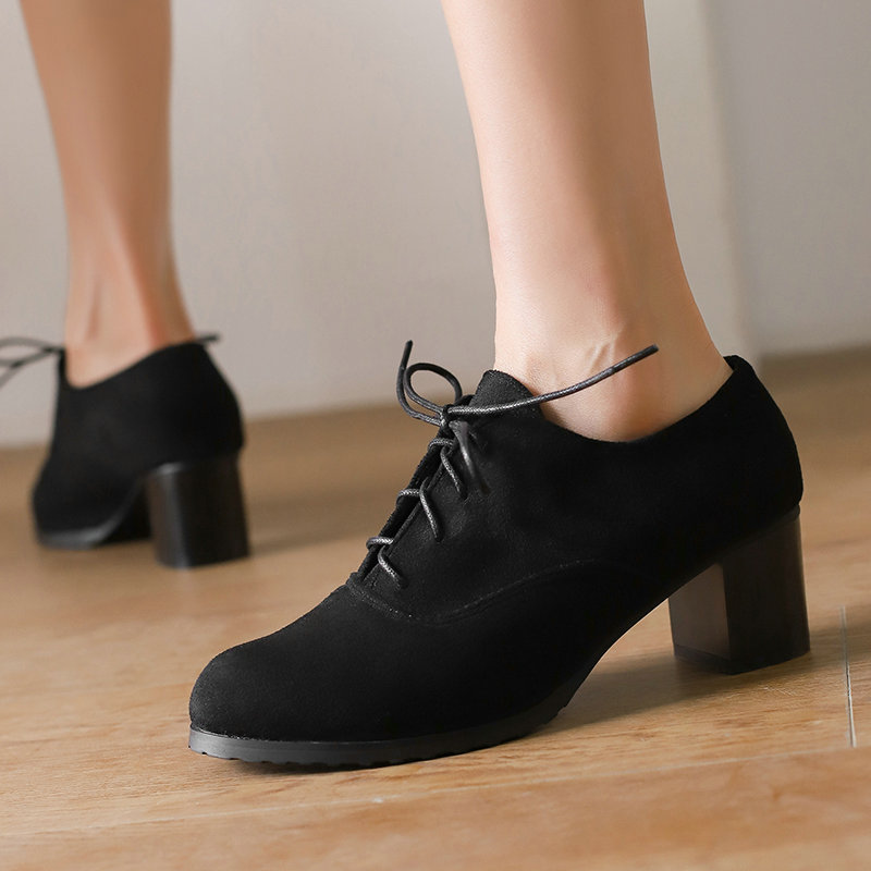 Womens Deep-v Cut Shoes With A Round Toe Chunky Heel And Matte Finish Featuring Front Lacing foto 3