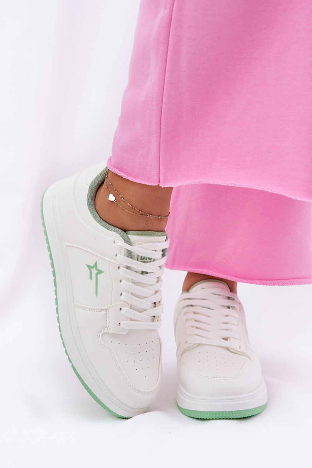 Sportschoenen op een platform Step in style