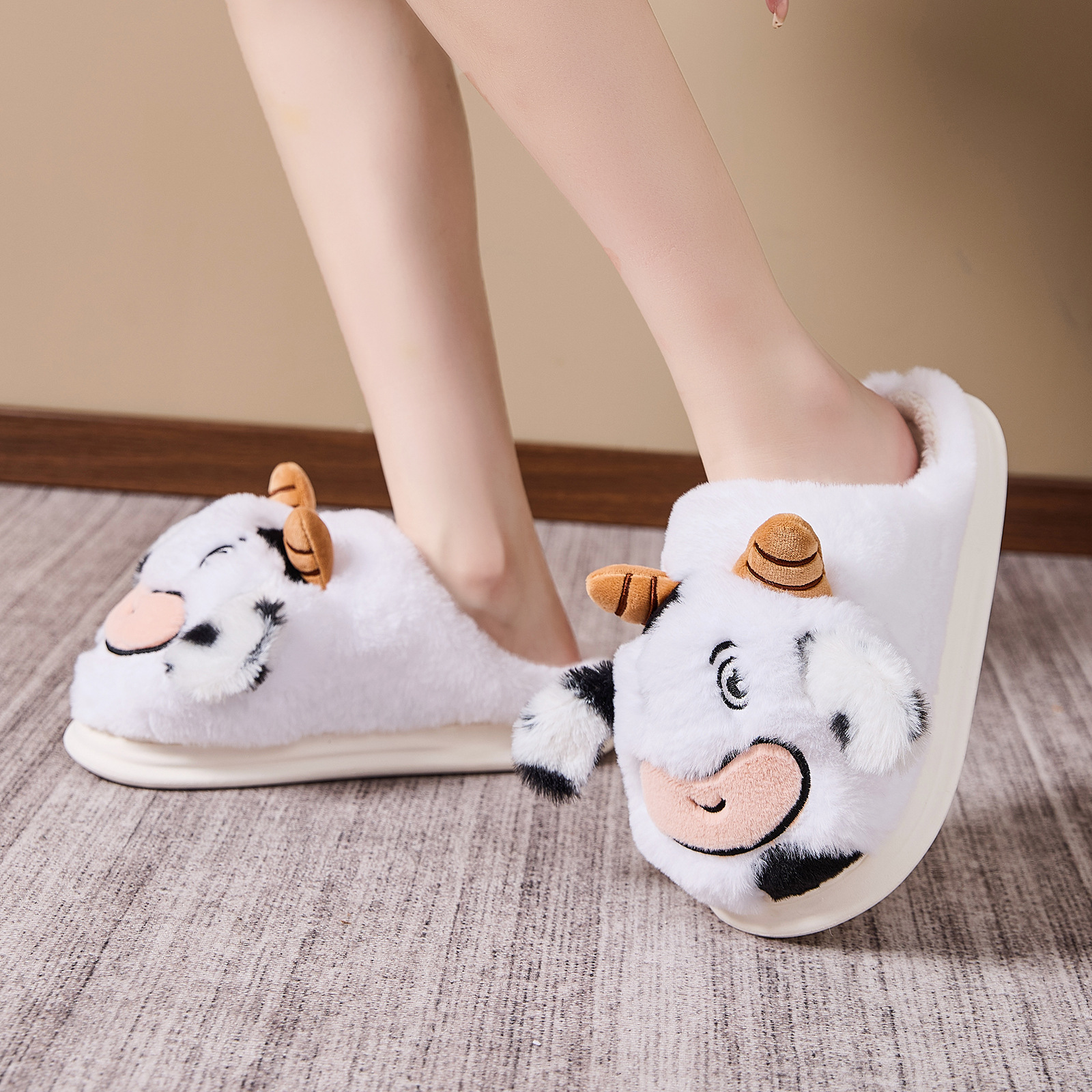 Indoor Platform Warm Cartoon Cow Fluffy Slippers foto 4