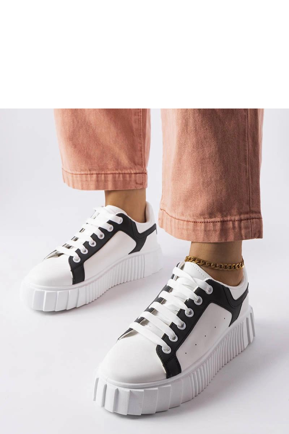 Sportschoenen op een platform Solea