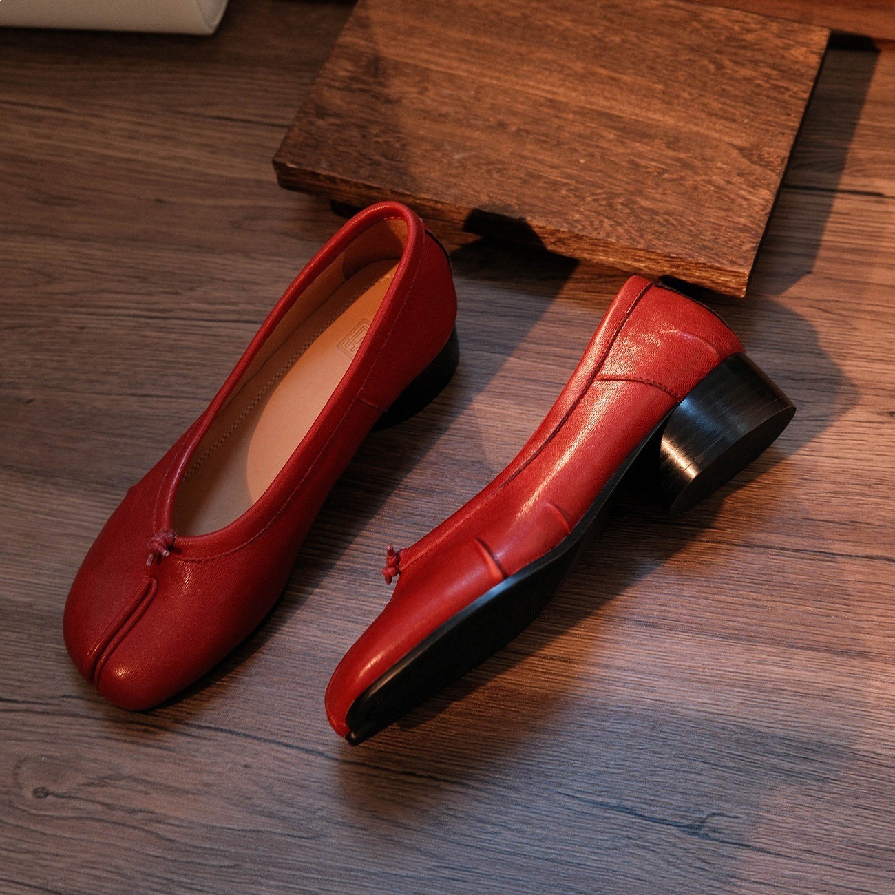 Pigfoot Splittoe ShoesCreased With A Chunky Heel And A Shallow Peeptoe Midheel Pumps foto 4