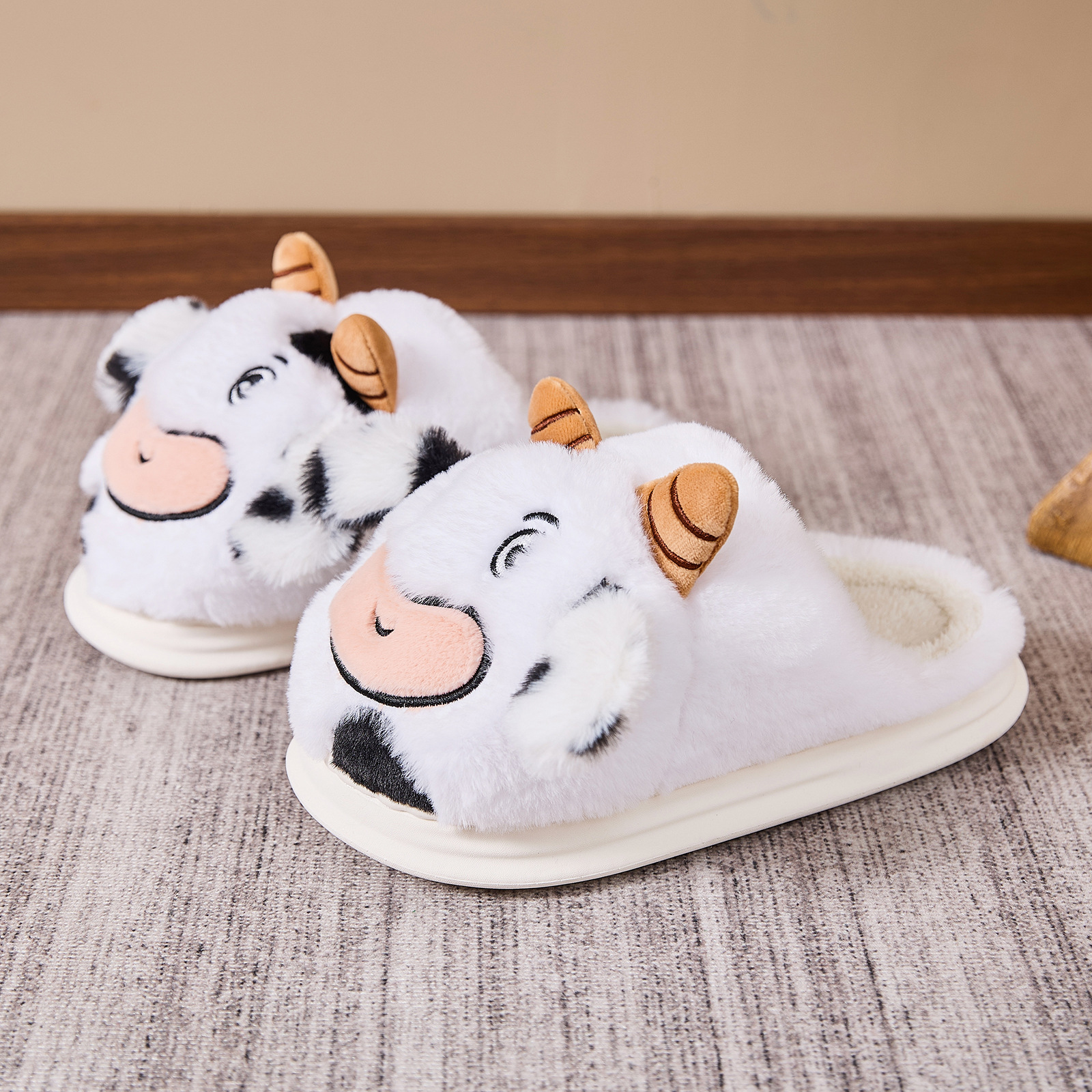 Indoor Platform Warm Cartoon Cow Fluffy Slippers foto 3