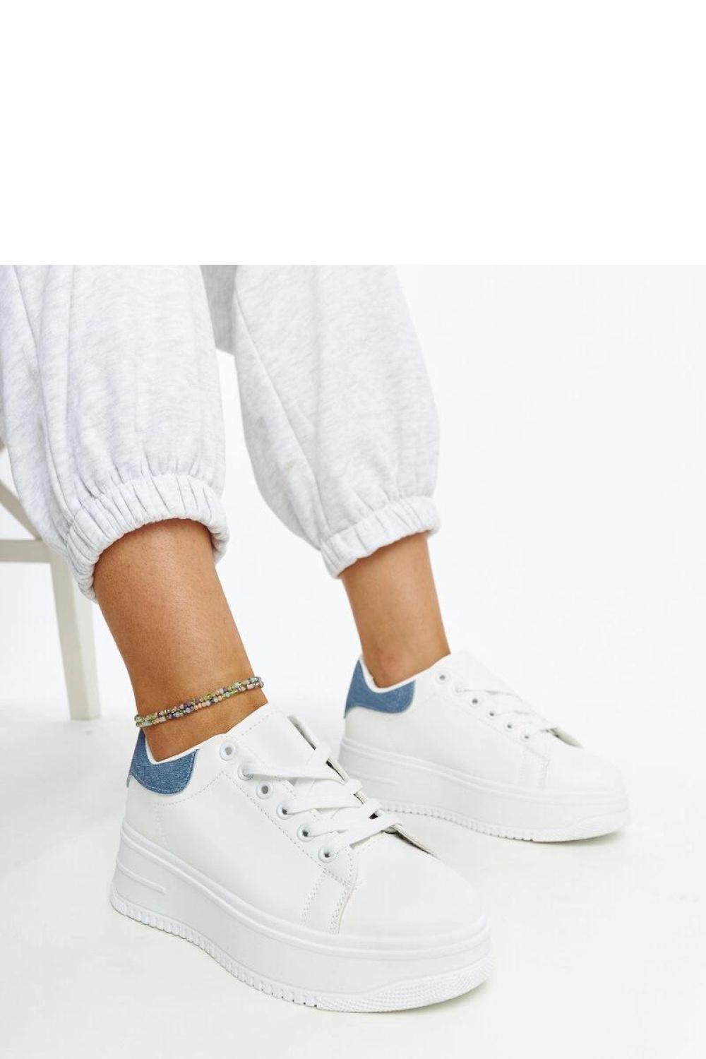 Sportschoenen op een platform Solea