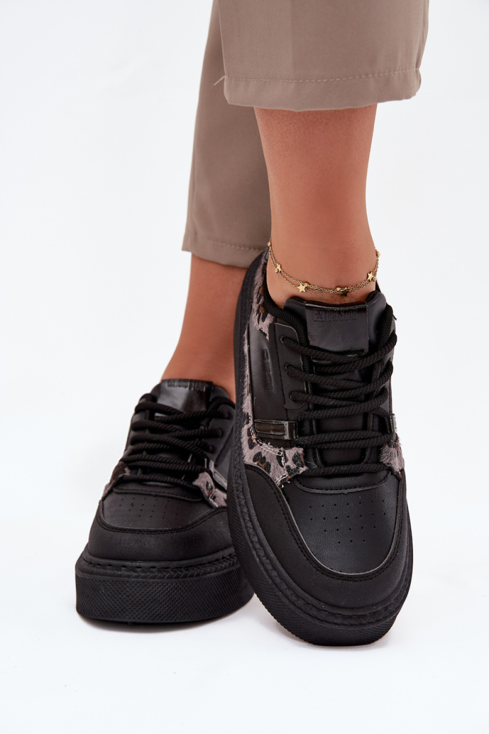 Sportschoenen op een platform Step in style foto 3