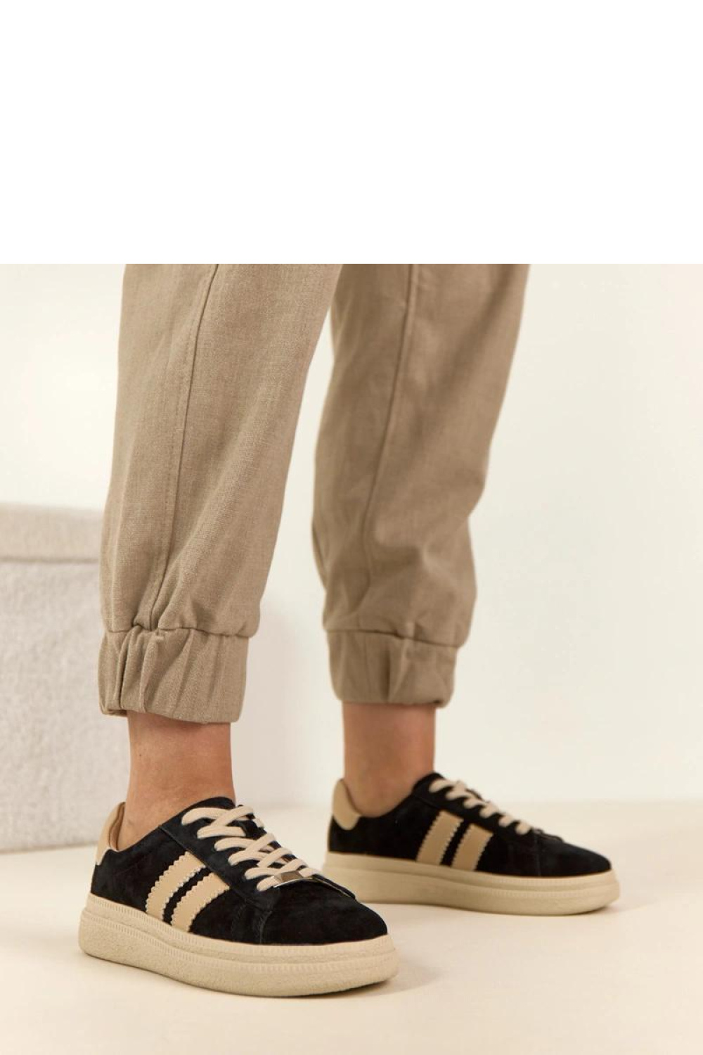 Sportschoenen op een platform Solea