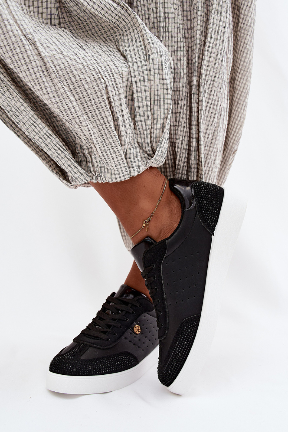 Sportschoenen op een platform Step in style