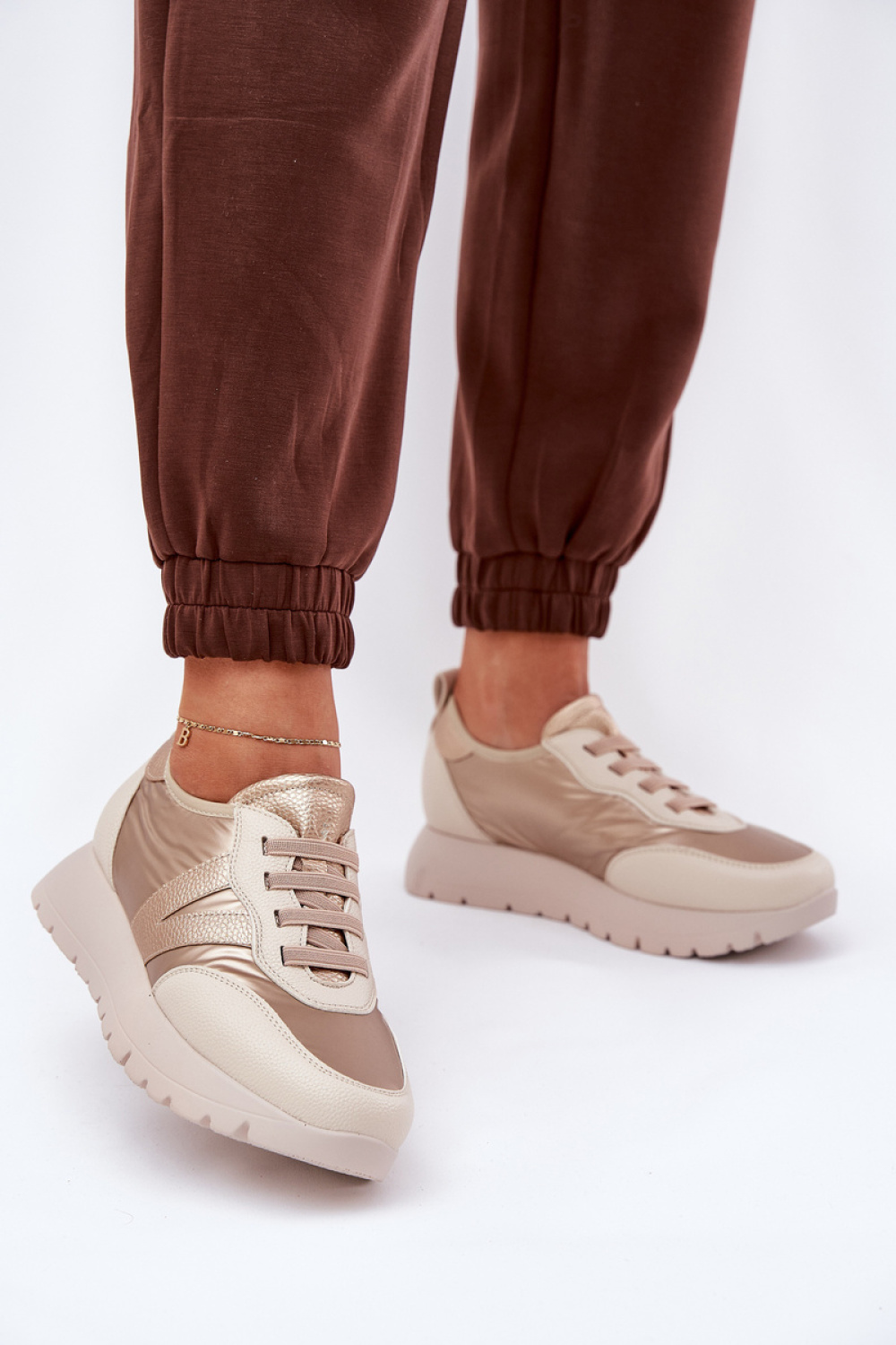 Sportschoenen op een platform Step in style