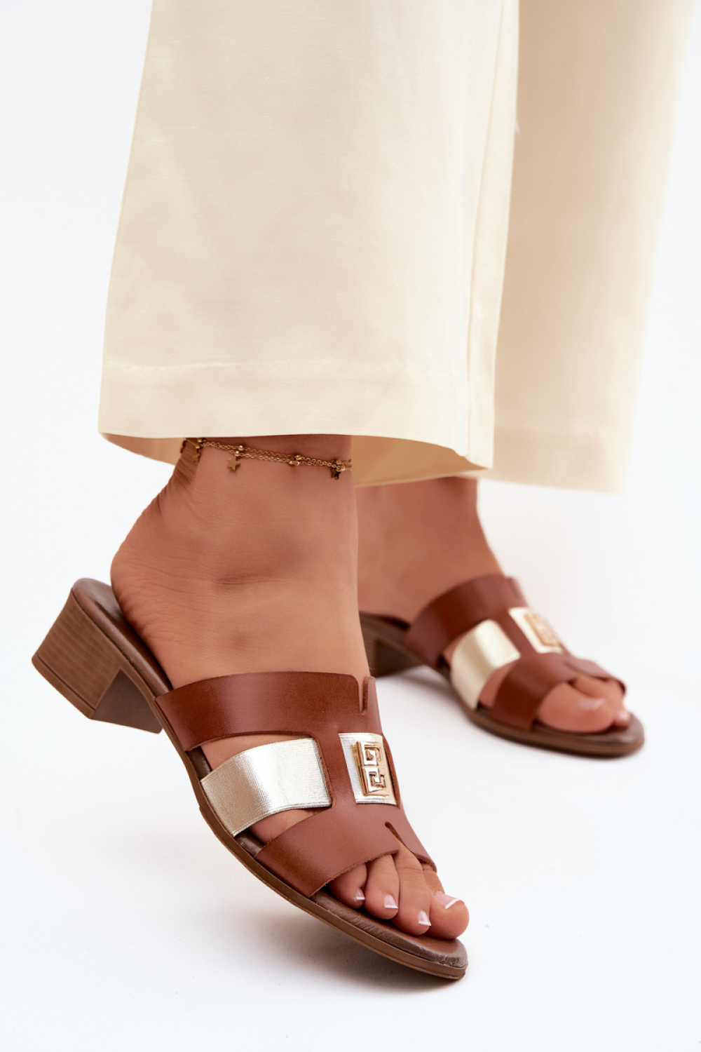 Hakken slippers Step in style