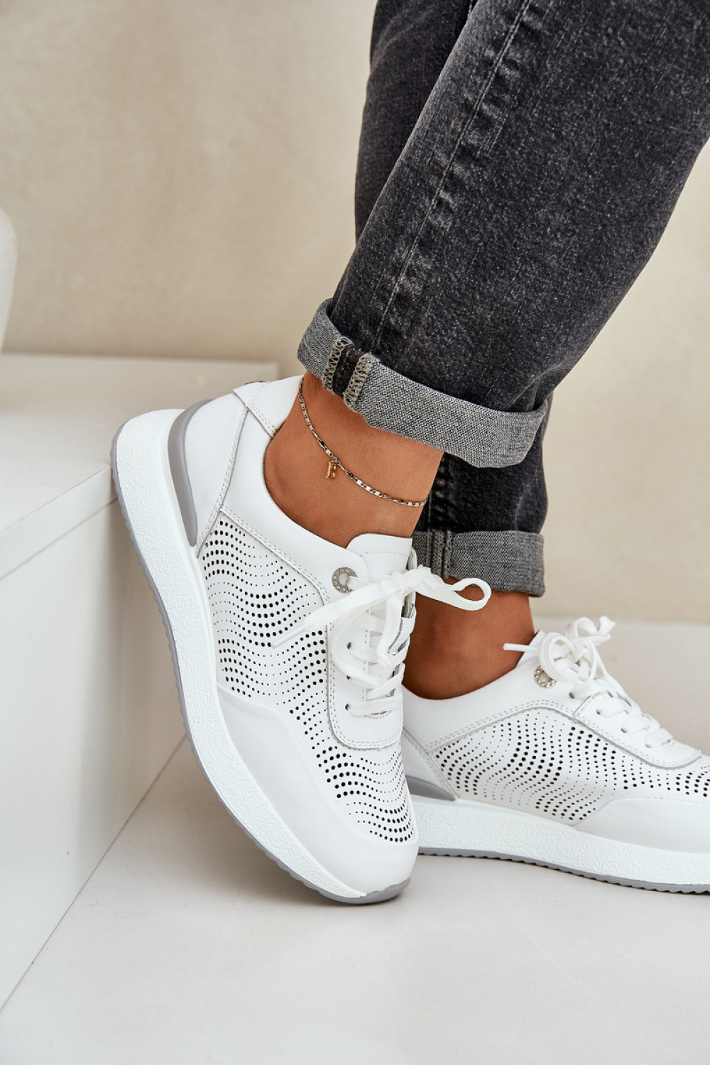 Sportschoenen op een platform Step in style foto 3