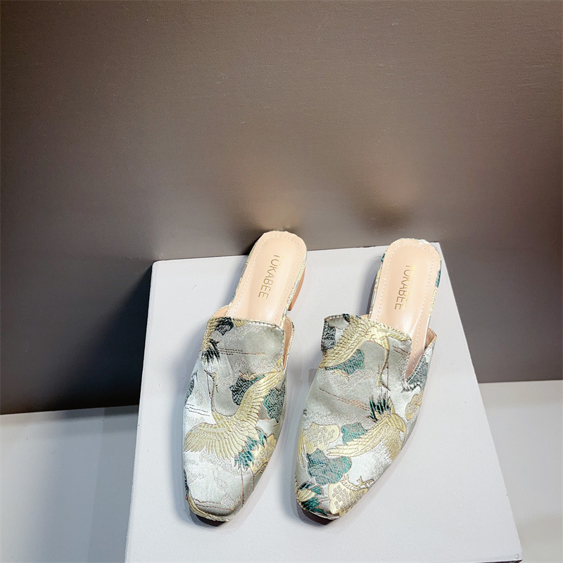 Embroidered Low Heeled Mules With A Square Toe Low Cut And Chunky Heeltimeless VersatileAnd Perfect For A Retro Look foto 2