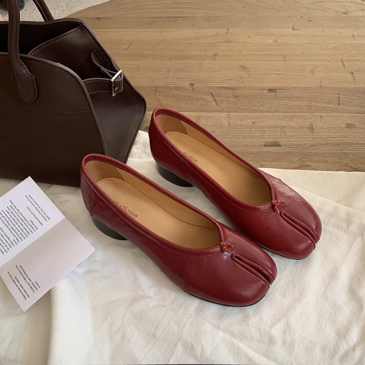 Pigfoot Splittoe ShoesCreased With A Chunky Heel And A Shallow Peeptoe Midheel Pumps foto 3