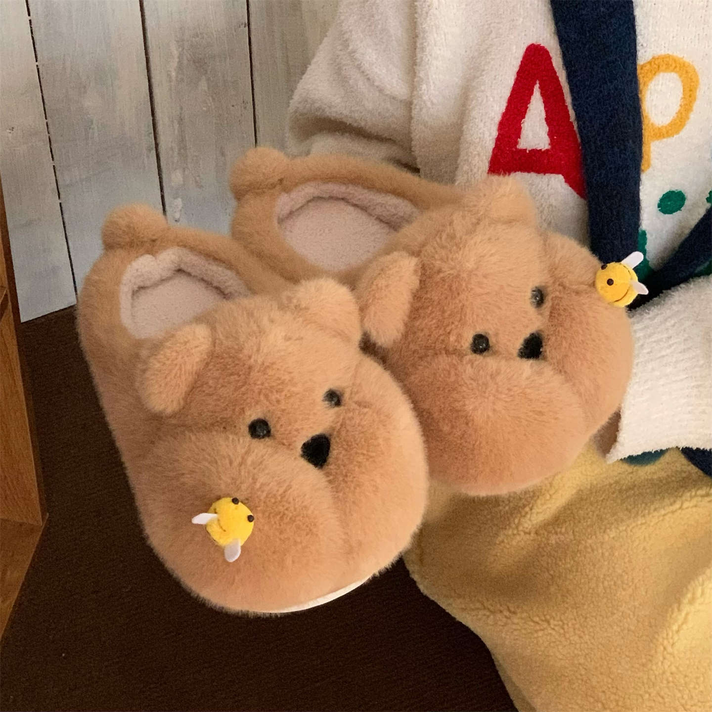 Cute And Fun Chubby Bear Slippers Stung By A Bee foto 3