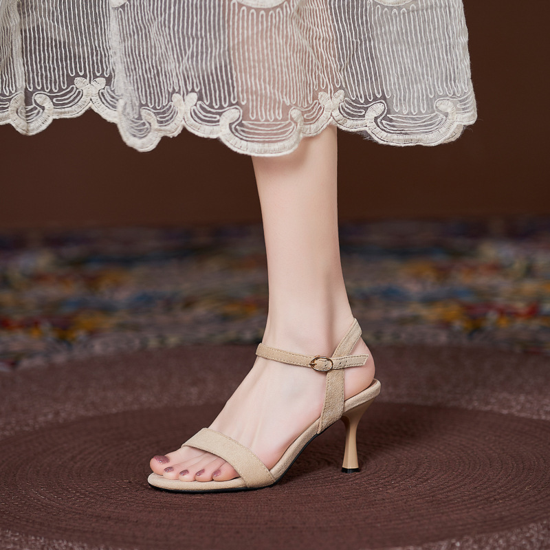 Women's Comfortable Small Size Sandals With Simple High Heel Strap foto 2