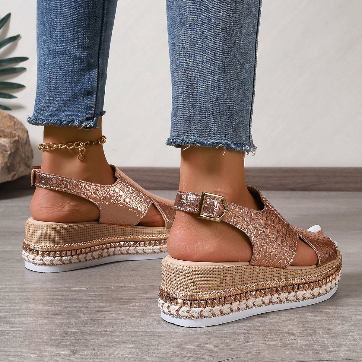 Round Toe Hollow-out Buckle Muffin Roman Shoes foto 2