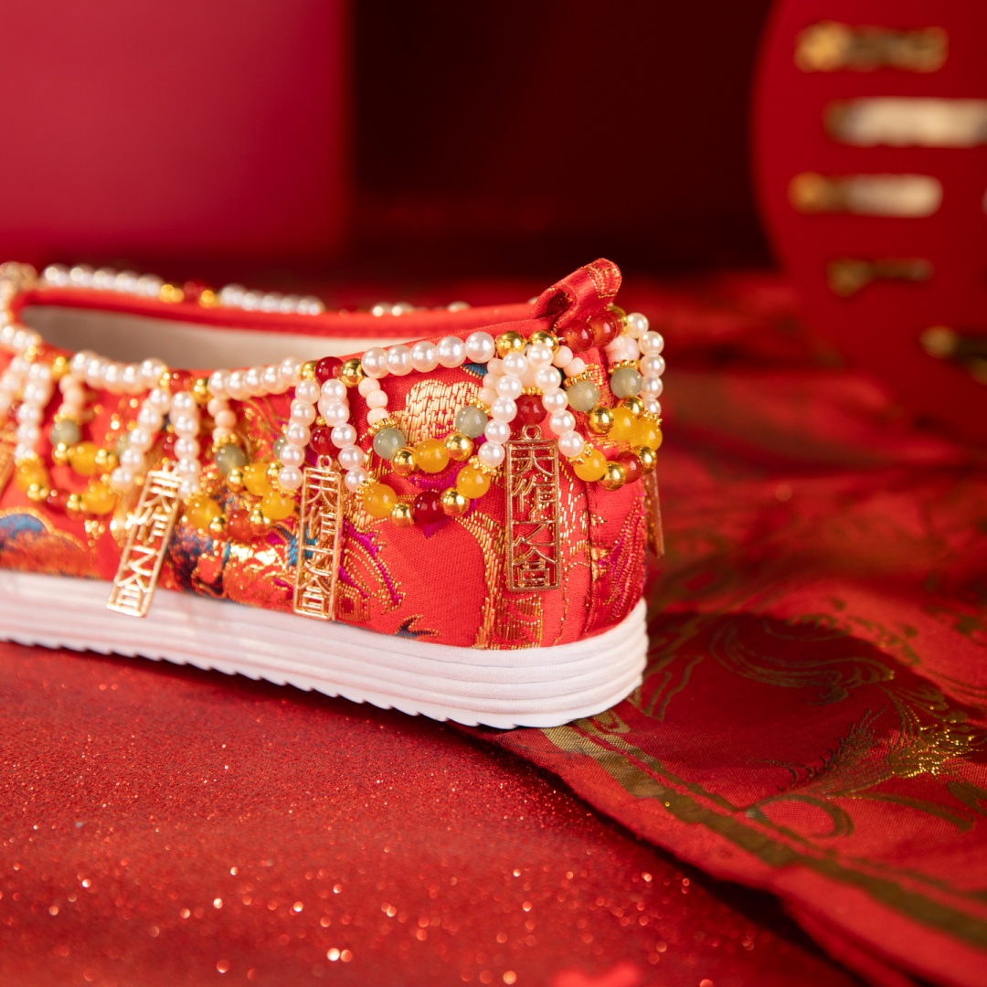 Handmade Original Chinese Wedding Shoes For Women, Red Heavywork Tassel Beaded Bride Xiuhe Shoes With Floral Decoration, Handcrafted Hanfu Shoes foto 3