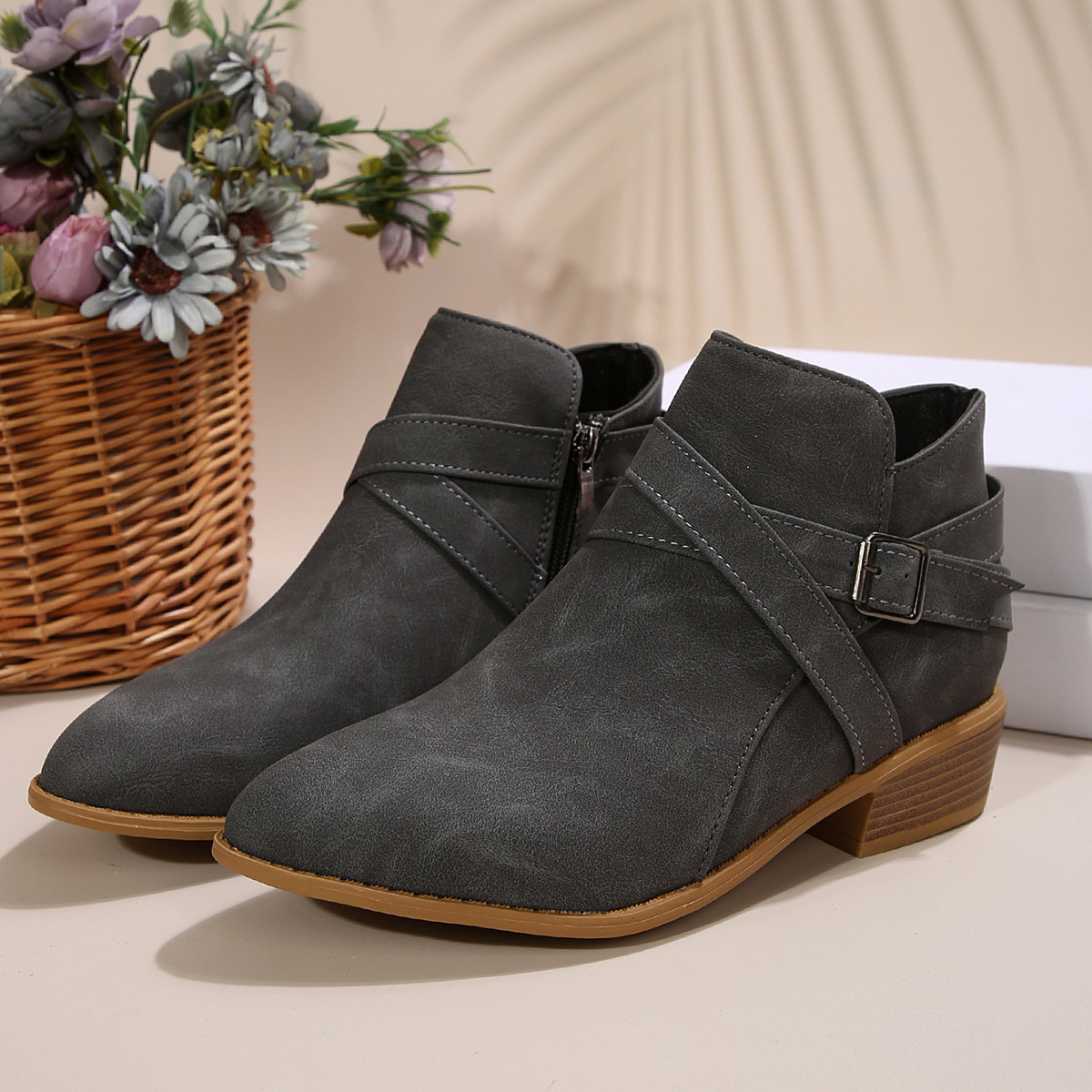 Fashionable Chunky-Heel Leather Belt-Clasp Side-Zip Ankle Boots foto 4