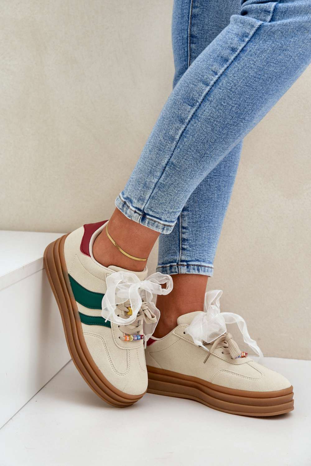 Sportschoenen op een platform Step in style