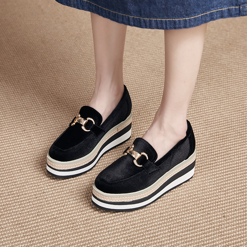 Metal-buckle Striped Sole Wedge Slip-on Shoes foto 4