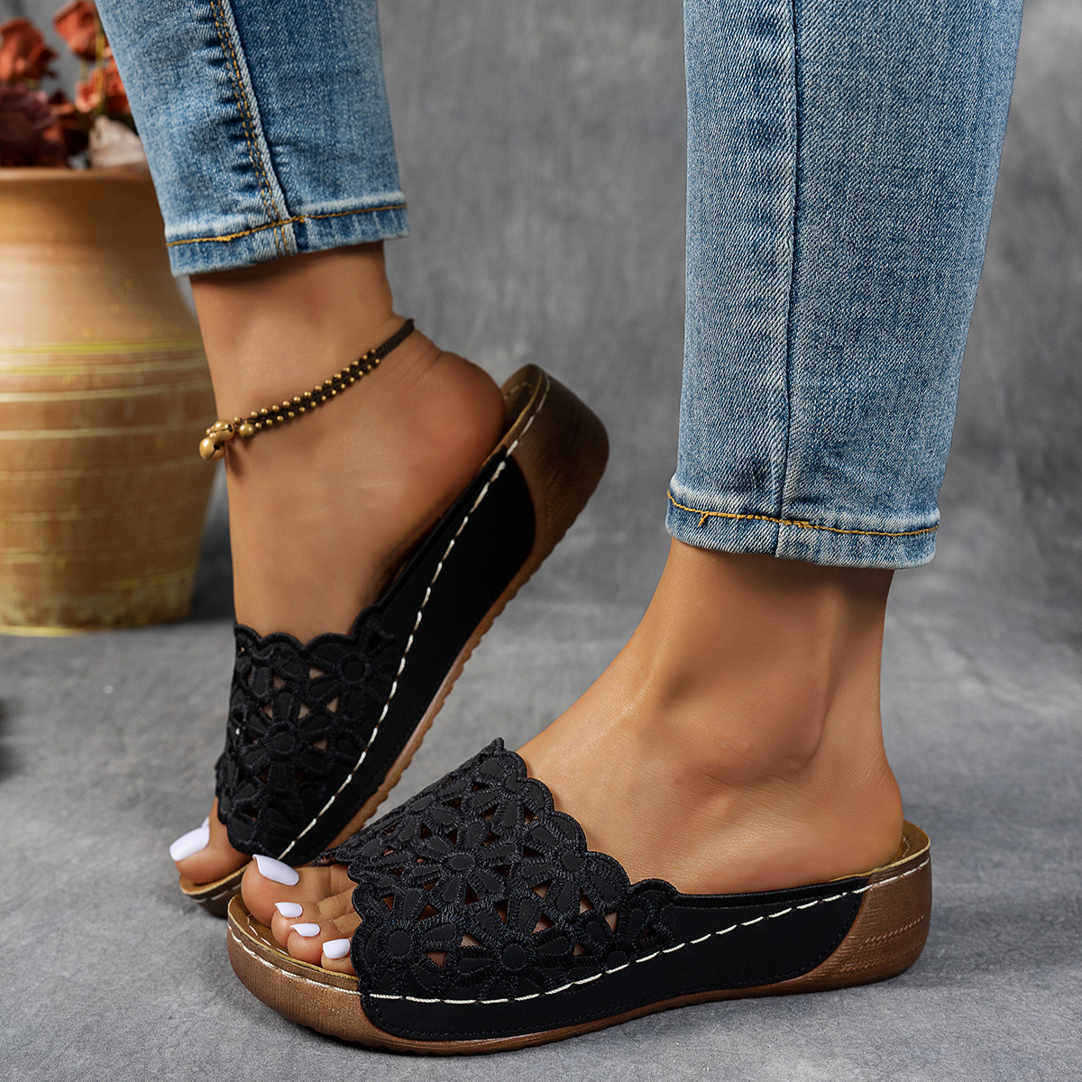 New Flower Cutout Women's Outer Wedge Beach Slippers foto 5