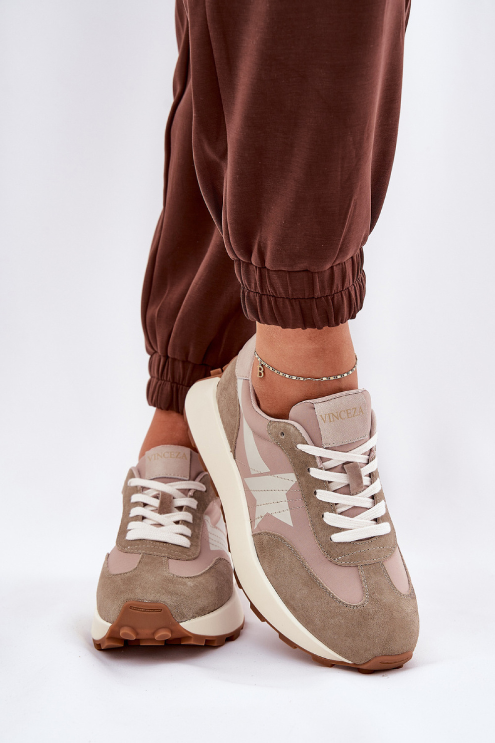Sportschoenen op een platform Step in style foto 3