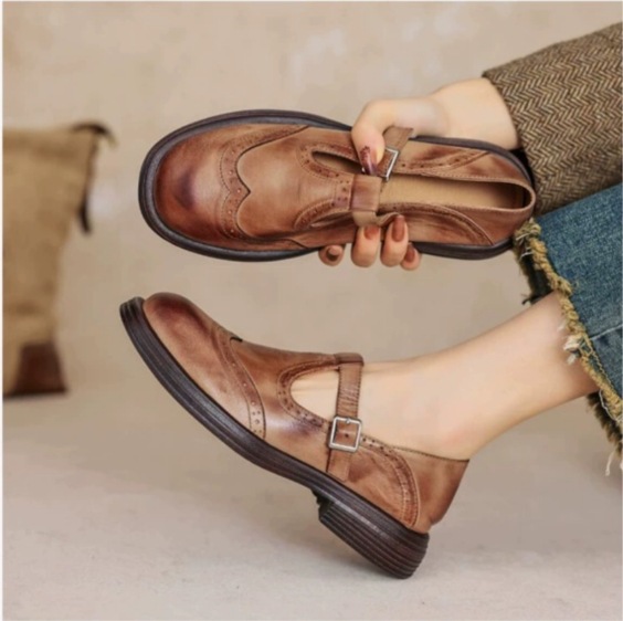 Women's Carved Chunky Heel Platform Round Toe Leather Shoes foto 2