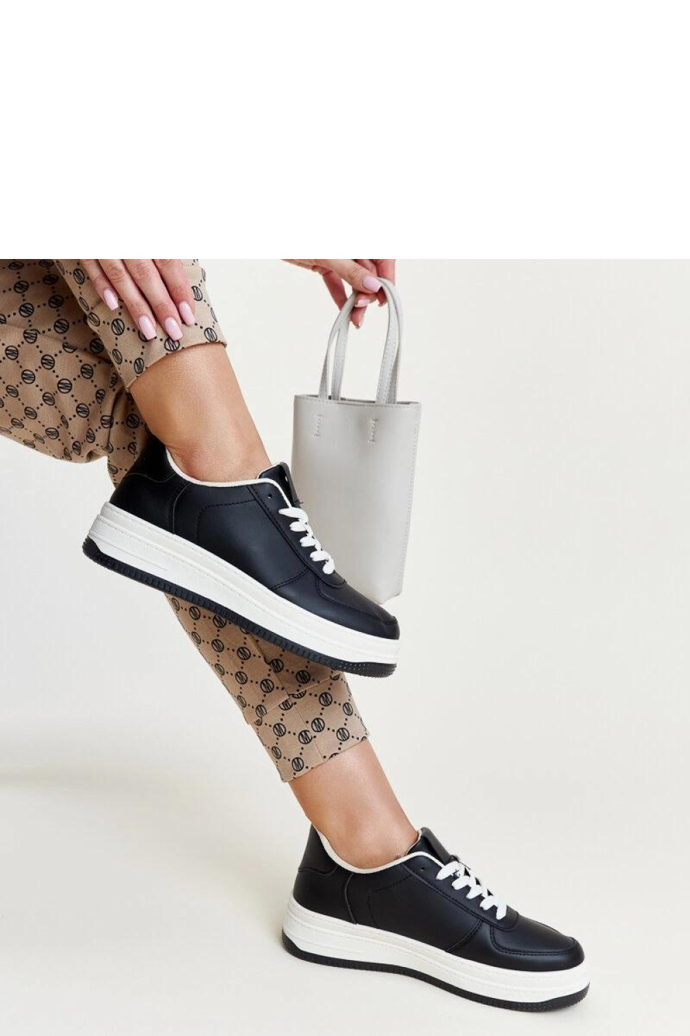 Sportschoenen op een platform Solea foto 3