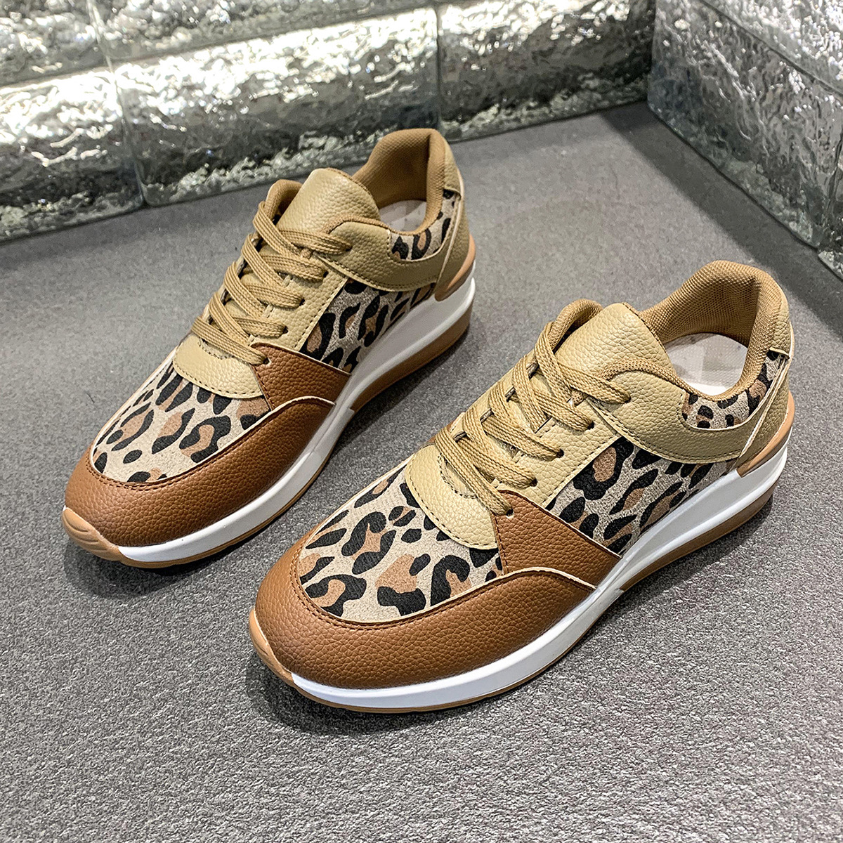 New Womens Leopard-Print Lace-Up Wedge Sneakers With Chunky Sole foto 2