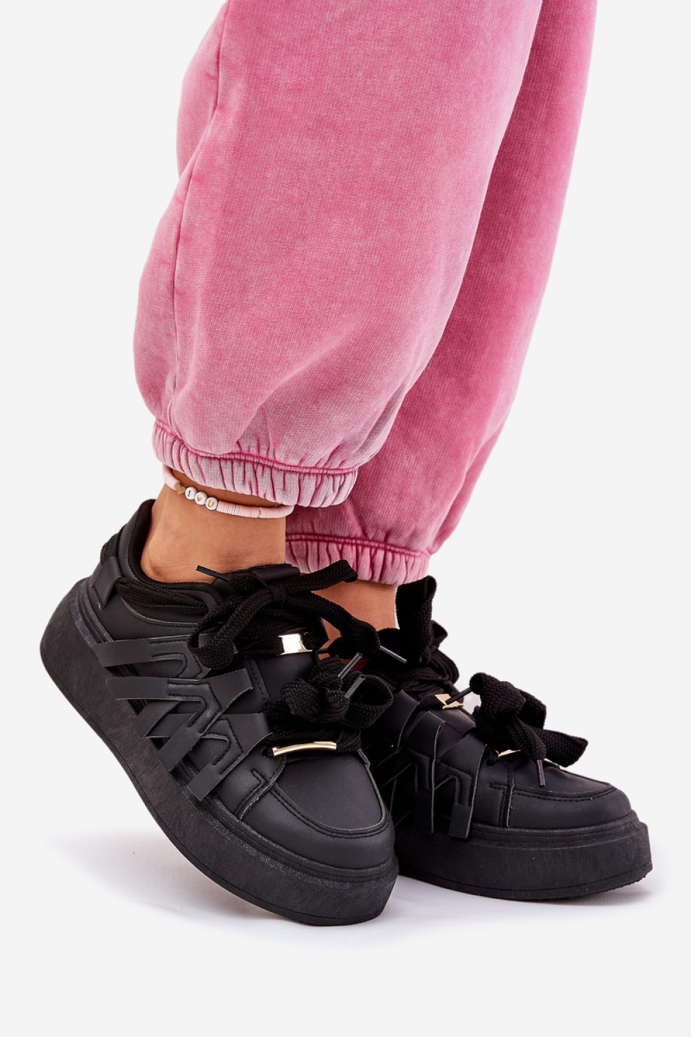 Sportschoenen op een platform Step in style