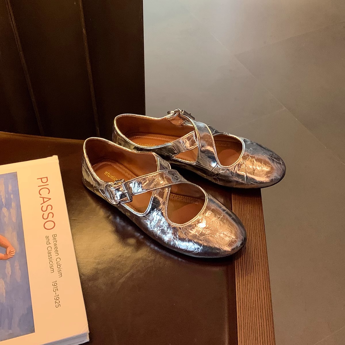Cross Strap Silver Round Head Women's Shallow Mouth Flat Bottom Leather Shoes foto 4