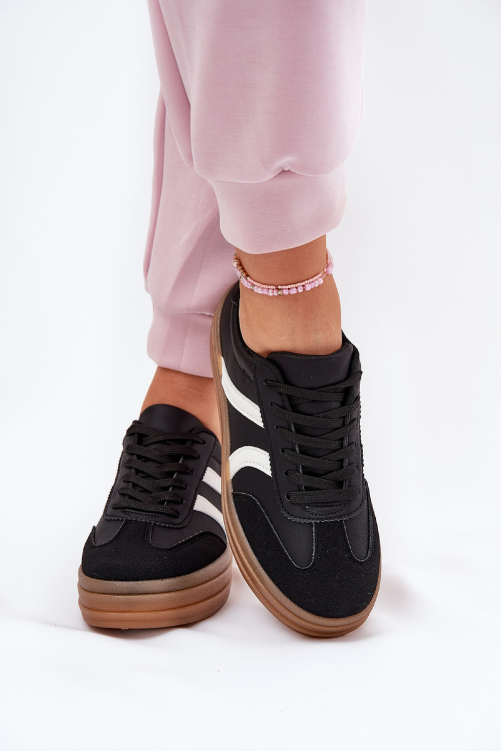 Sportschoenen op een platform Step in style foto 3
