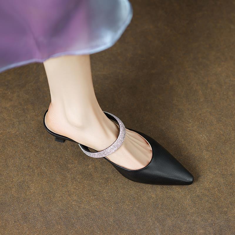 Stylish Stiletto Heels With Rhinestone Detailing And A Closed Toe foto 2
