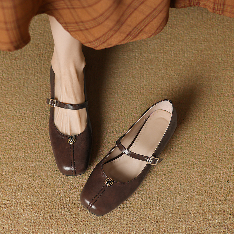 The Woman Is Wearing Low-heeled Mary Jane Shoes foto 5