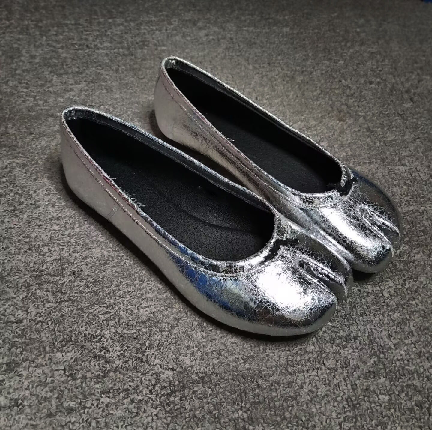 Split-toe Shoes With A Flat Sole Versatile Design And Silk Fabric For A Slimming Look foto 3