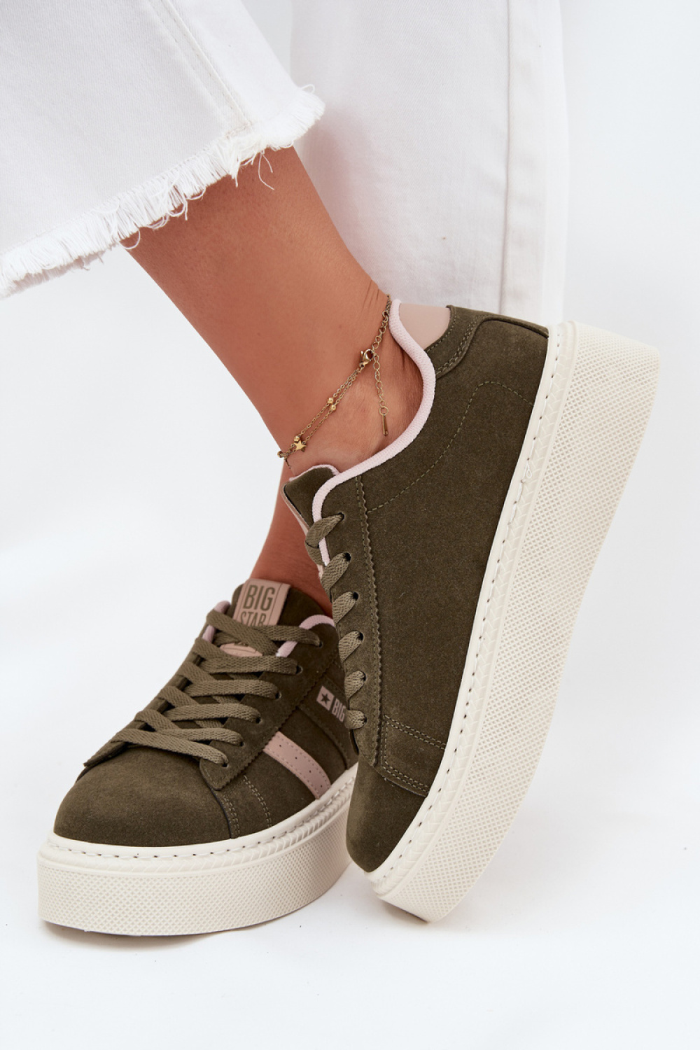 Sportschoenen op een platform Step in style foto 3