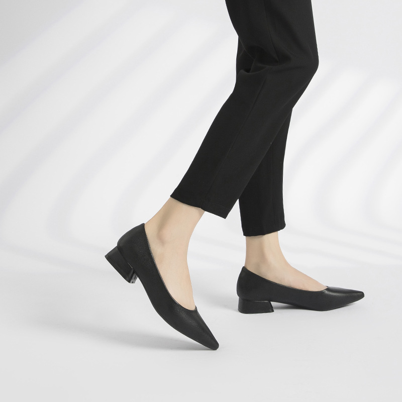 Elegant Low-heeled Black Leather Shoes With A Soft Sole, Chunky Heel, And Pointed Toe, Perfect For Work foto 2