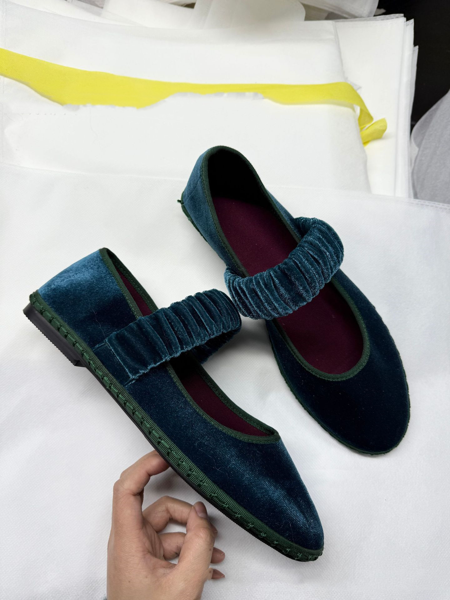 Pointed-toe Velvet Slip-on Ballet Flats With Elastic And Pleats foto 4